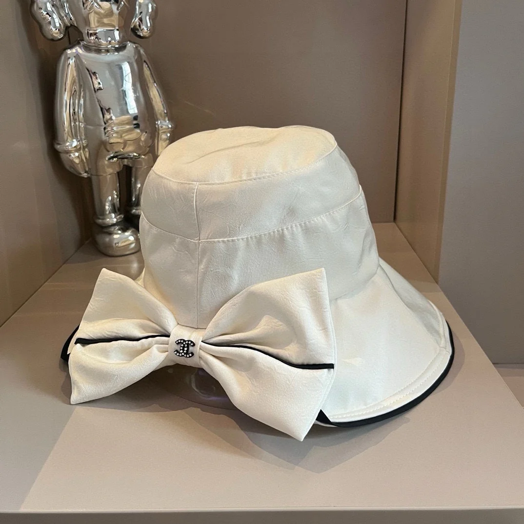 Chanel - Элегантная рыбацкая шляпа с бантом и разрезом - Белая