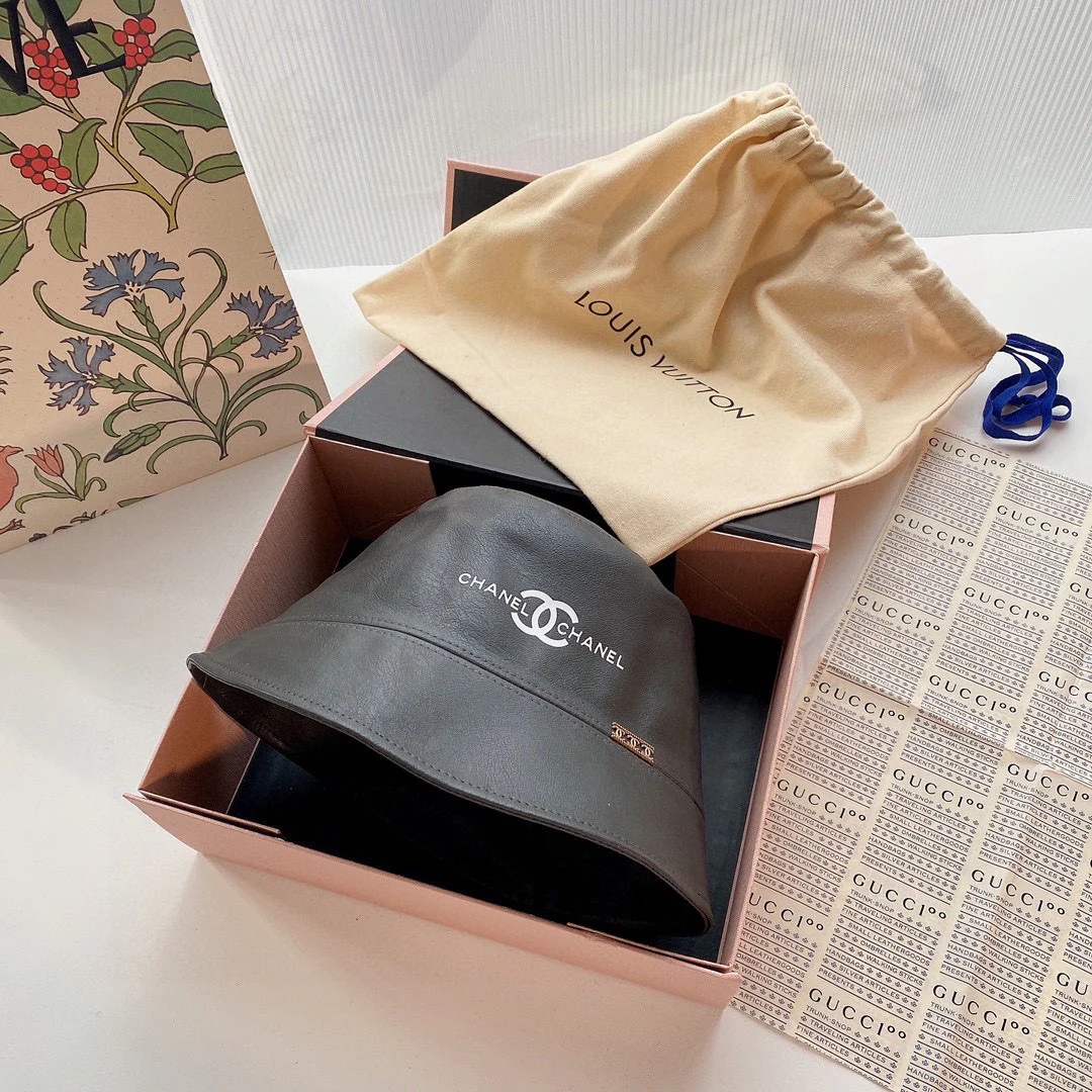 Chanel - Кожаная рыбацкая шляпа