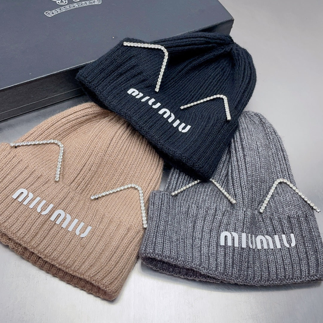 Вязаная шапка Miu Miu с кошачьими ушками.