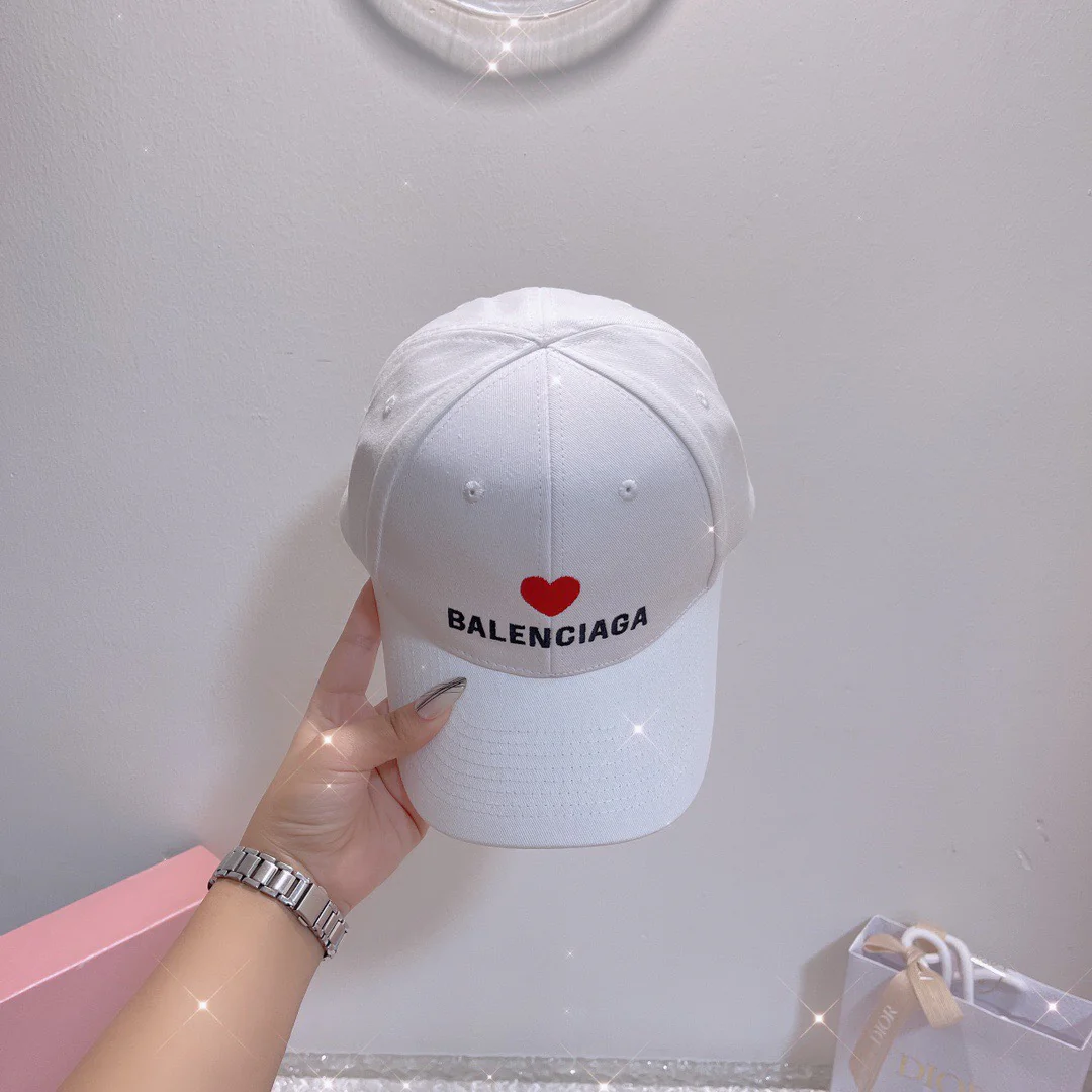 Бейсболка Balenciaga с вышитым сердцем — в том же стиле, что и на официальном сайте — 1