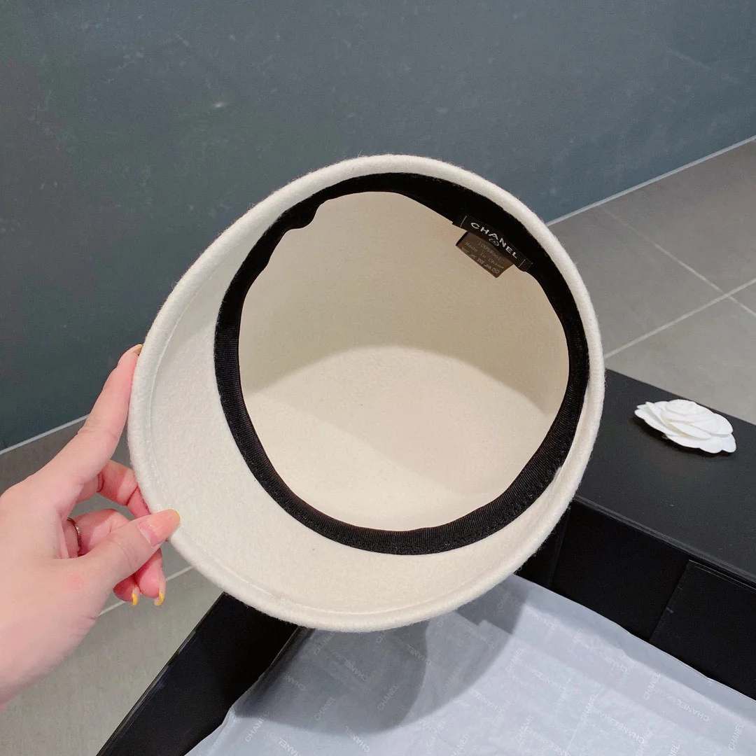 Chanel - Шерстяная кепка-?уточка? - Белая