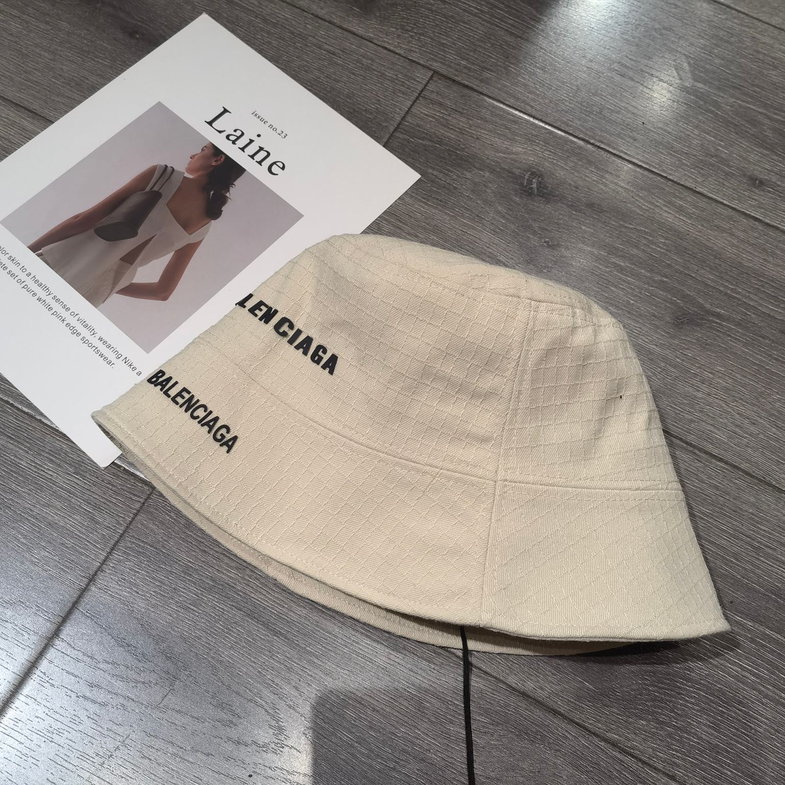 Balenciaga - Новинка осени 2023 - Панама в простую клетку