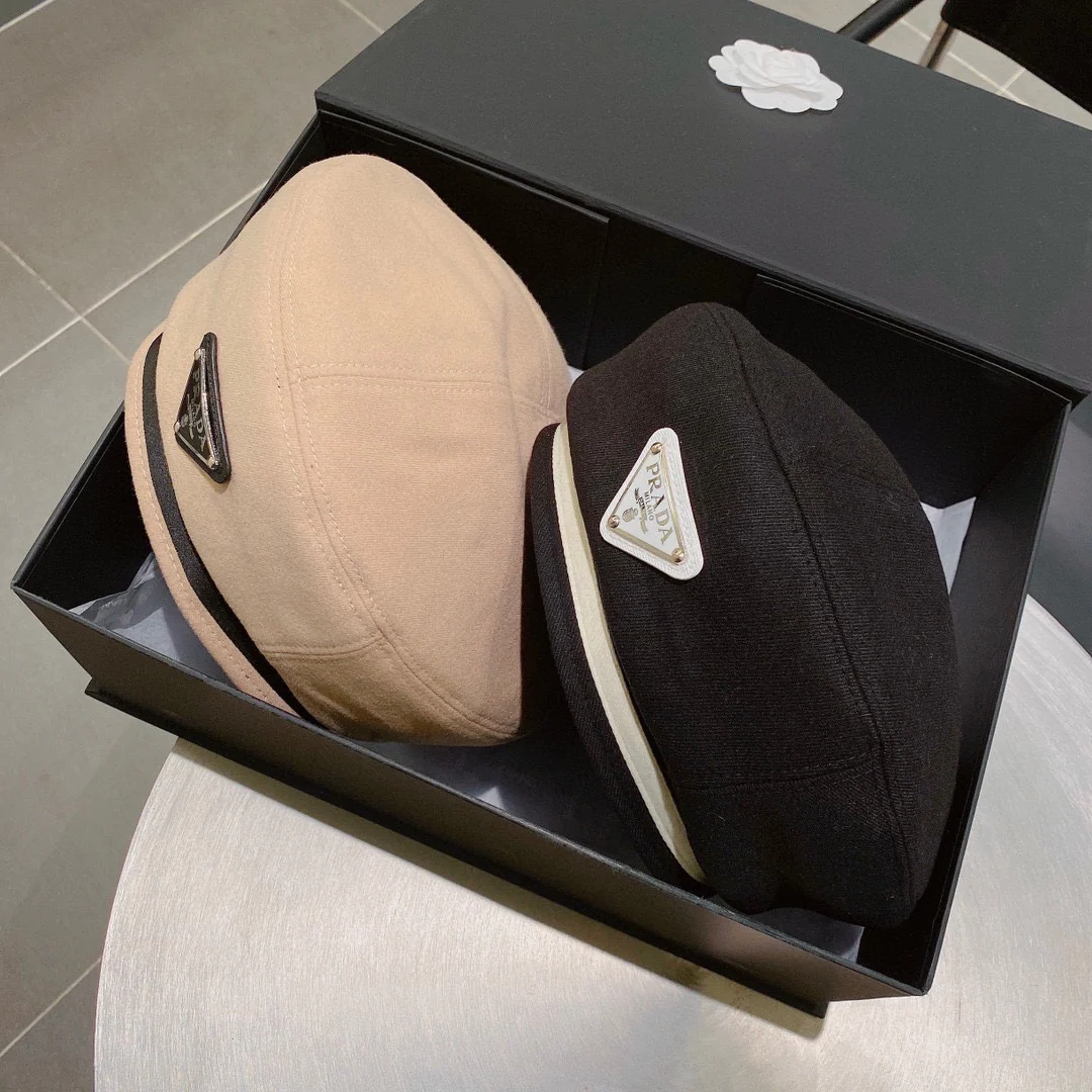 Берет с треугольным логотипом Prada - абрикосовый цвет