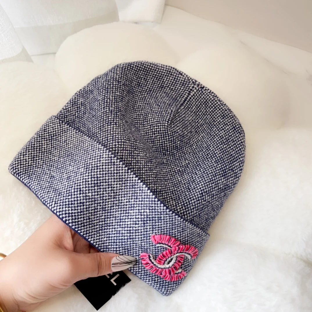 Новая универсальная вышитая шапка Chanel из осенне-зимней коллекции - розовая.