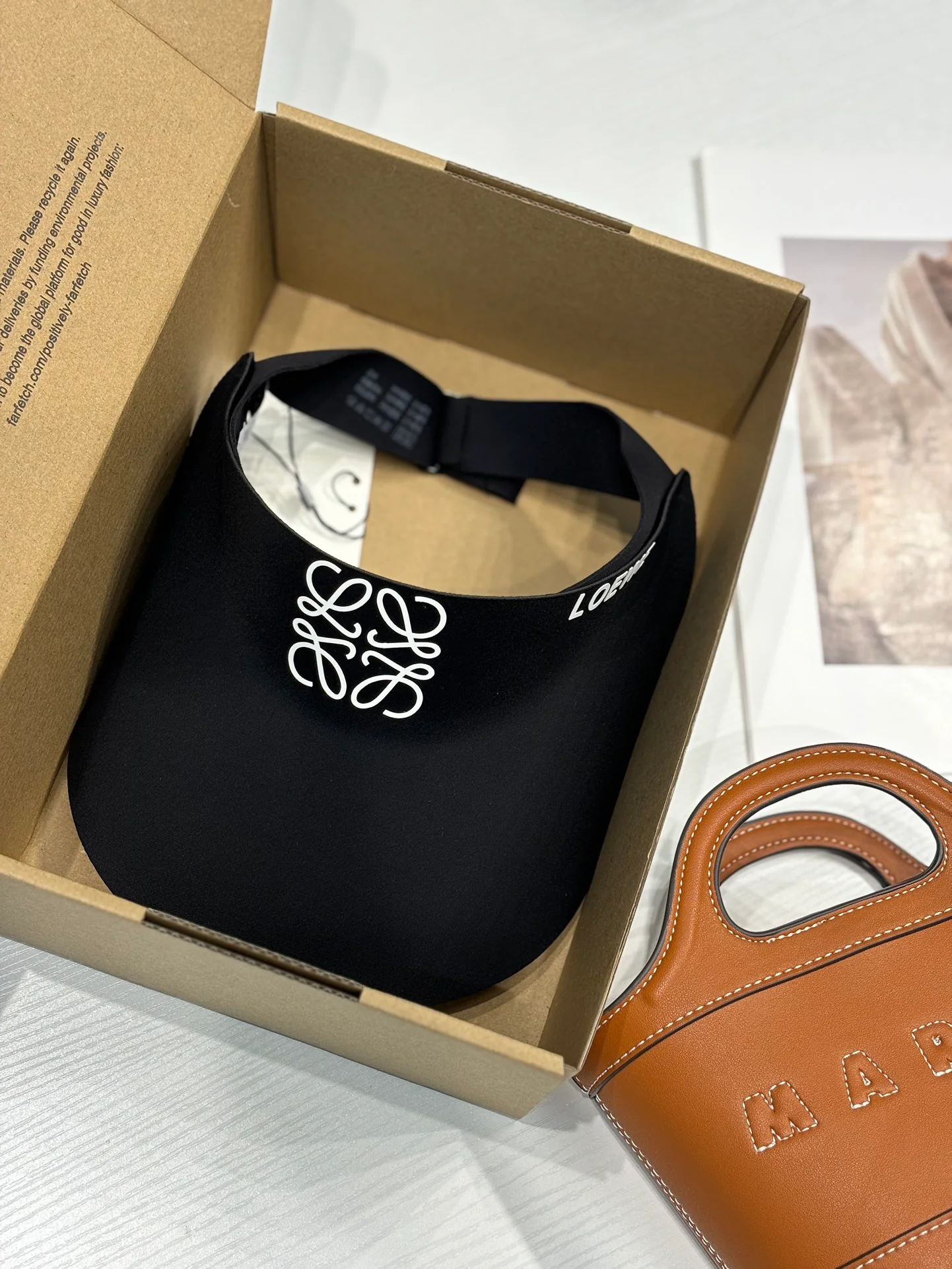 Панама LOEWE с простым логотипом