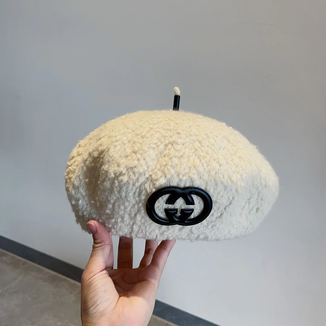 Новая коллекция Gucci Осень/Зима: берет из овчины, белый.