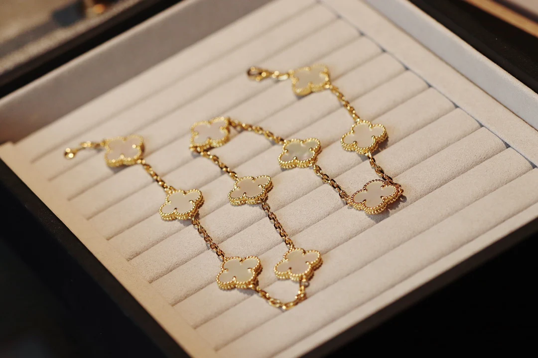 Van Vuitton - Колье 100