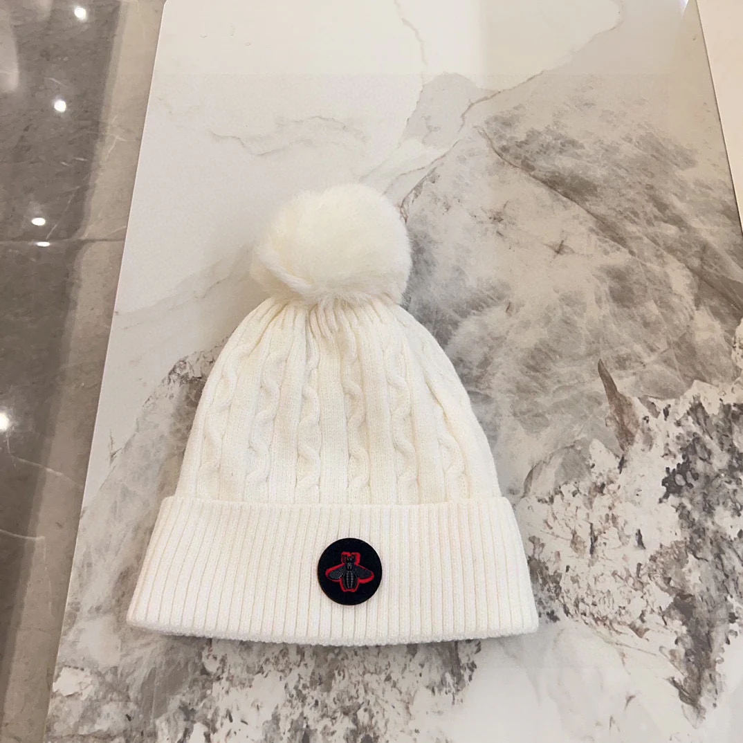 Вязаная шапка Gucci с косами - белая