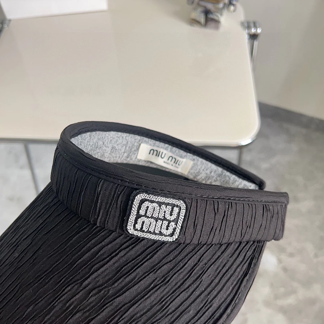 Новая элегантная плиссированная шляпа от солнца Miu Miu из летней коллекции 2024 года - черная.