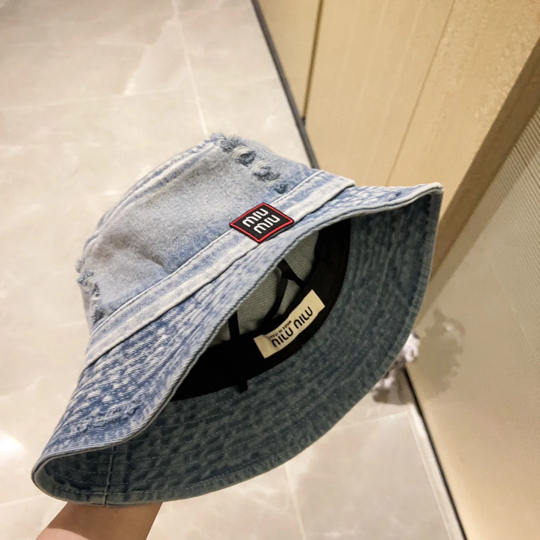 Новинка весны/лета Miu Miu 2023 — джинсовая панама.