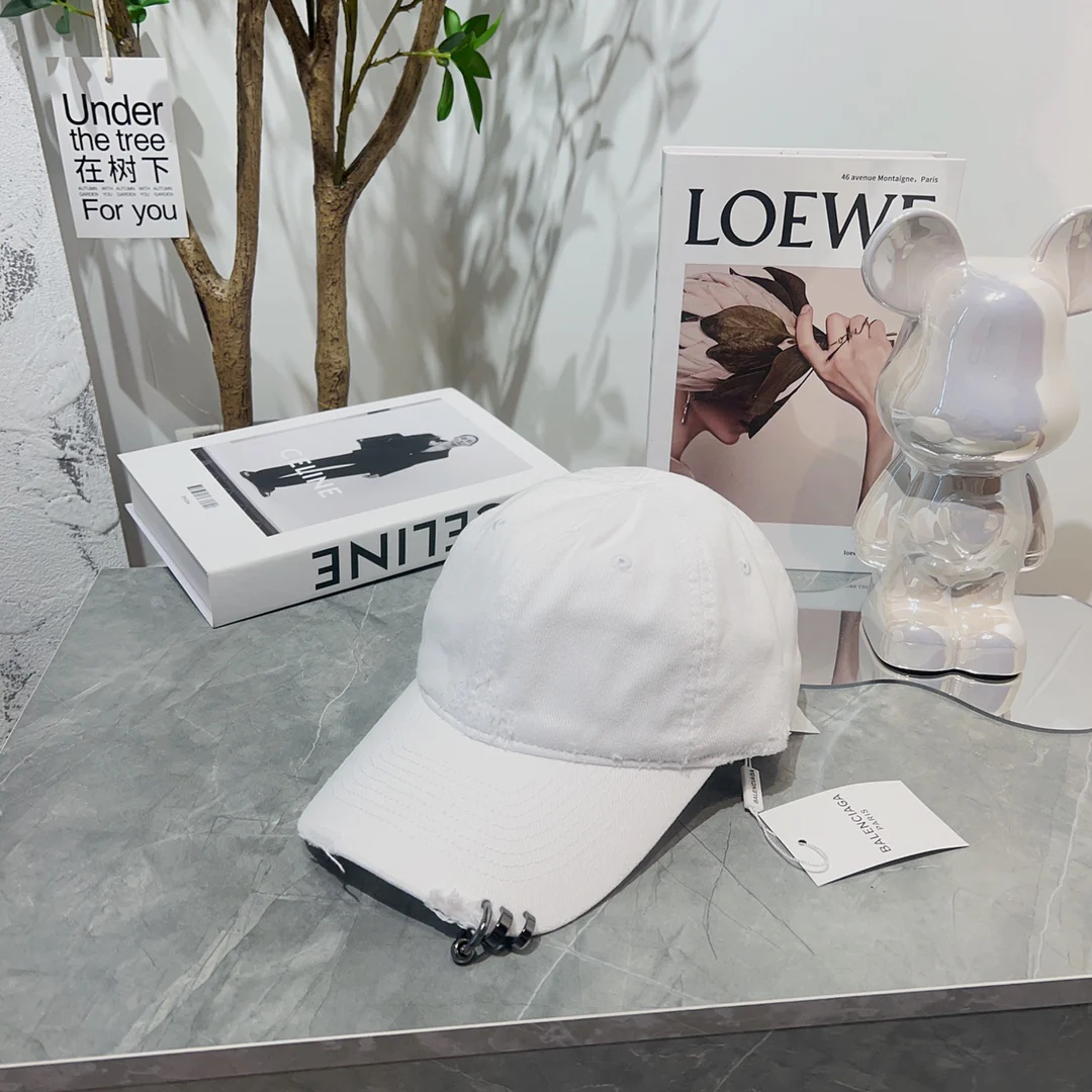 Новинки коллекции Balenciaga весна/лето 2023 - Шляпа с заклепками/Сферическая кепка - Белая