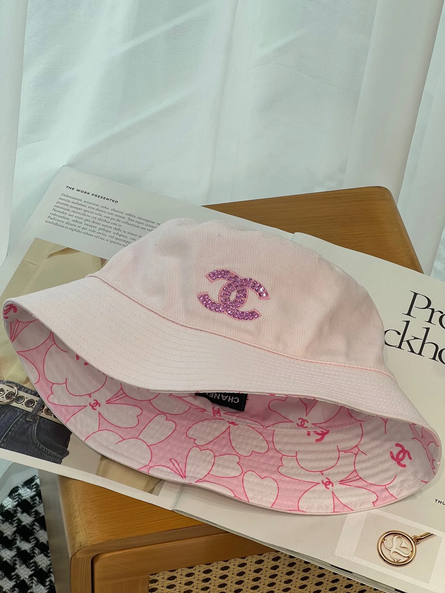 Chanel - Рыбацкая шляпа ручной работы, расшитая пайетками - Розовая