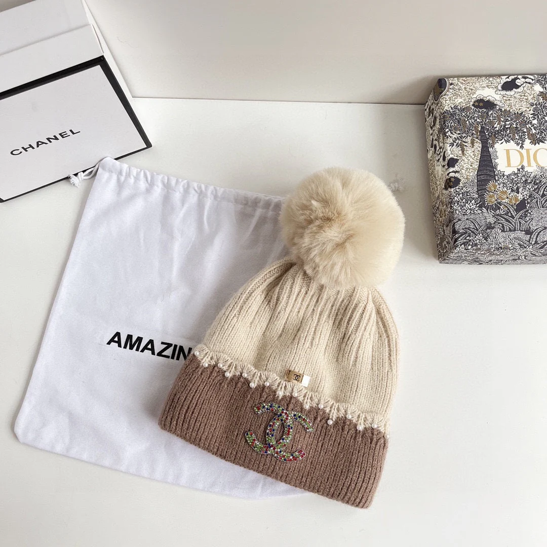 Chanel - Шапка с помпоном из кроличьего меха
