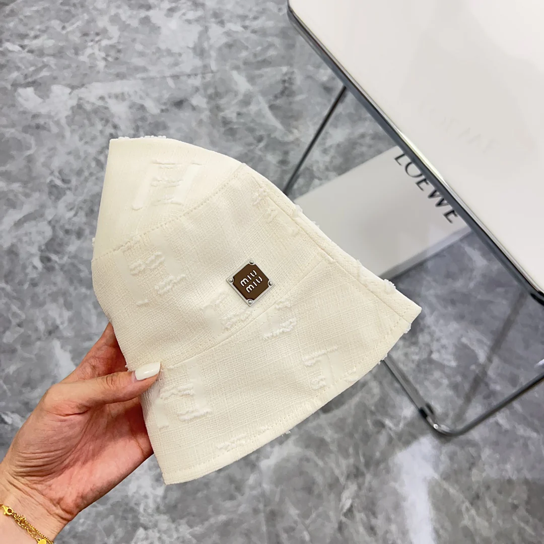 Новая минималистичная рыбацкая шляпа Miu Miu 2024 года с рваными элементами — белая.