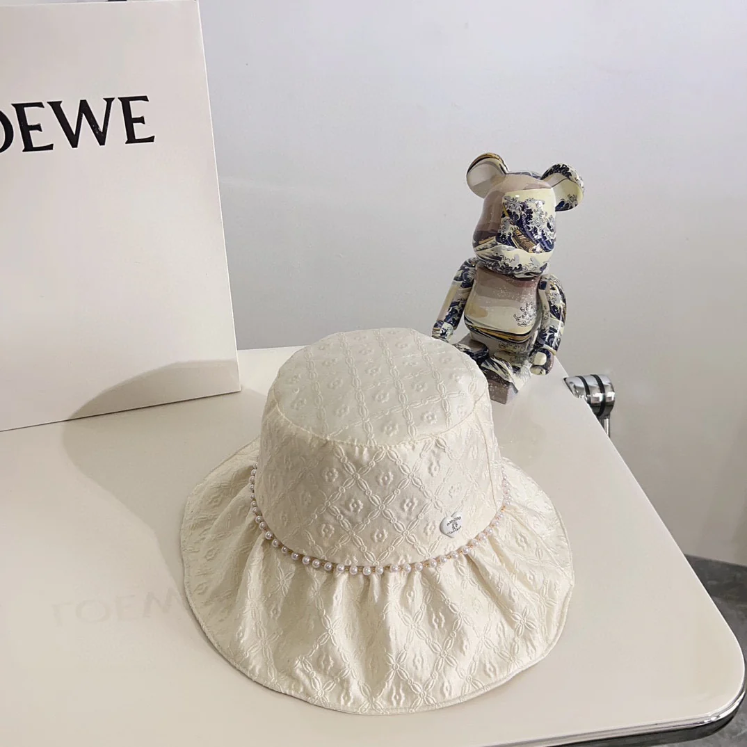 Новая шляпа от солнца Chanel 2024 года в форме сердца с жемчугом - белая.