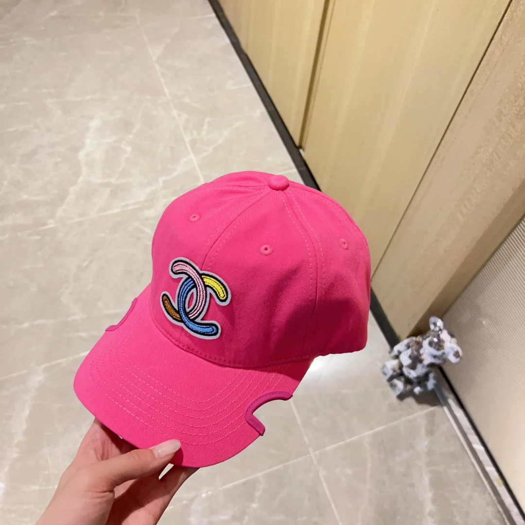 Новинка сезона весна/лето 2023 от Chanel - Бейсболка с неровным козырьком - Розовая