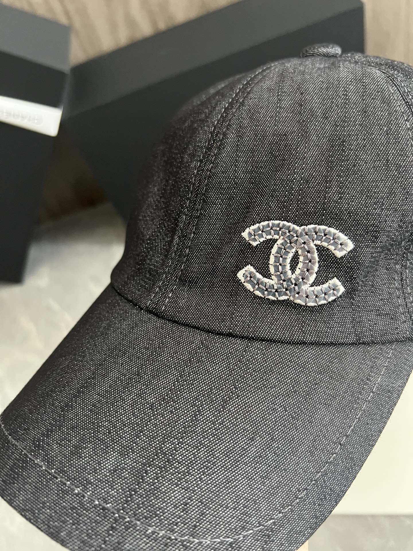 Джинсовая бейсболка Chanel с вышивкой пайетками - серая