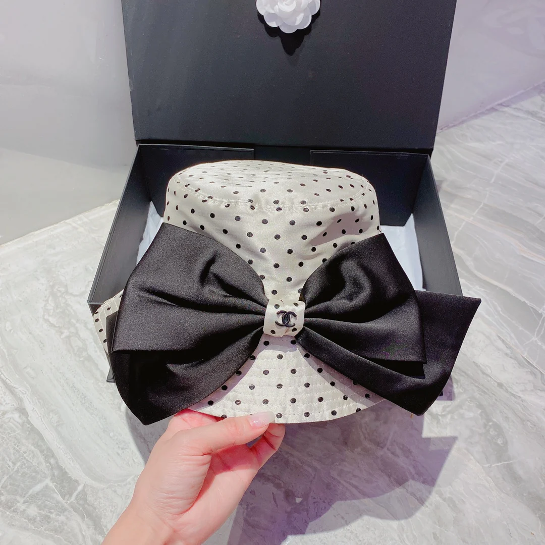 Chanel - Элегантная атласная шляпа от солнца