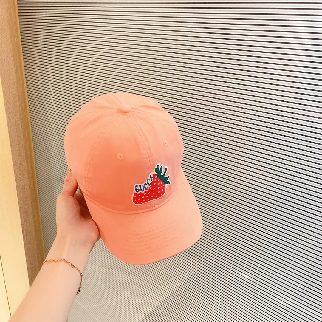 Бейсболка Gucci с клубничным рисунком - 1