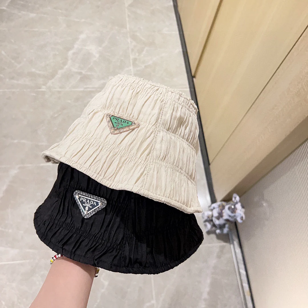 Новая панама Prada 2023 года с эффектом мятой ткани - белая.