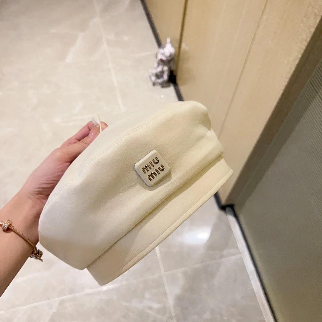 Новая простая шерстяная беретка Miu Miu 2023 года - белая.