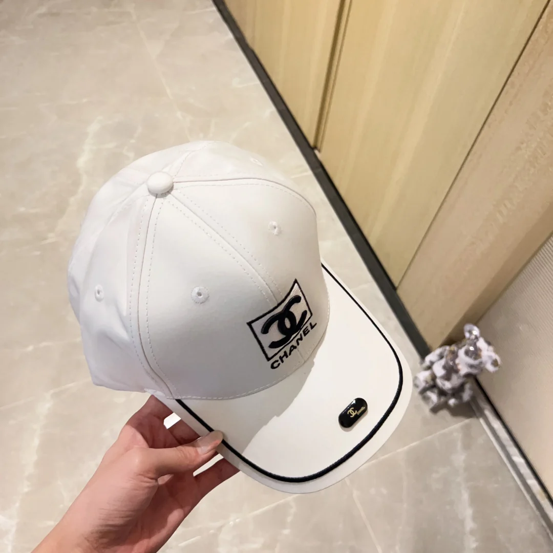 Новинка сезона весна/лето 2023 от Chanel - бейсболка - белая