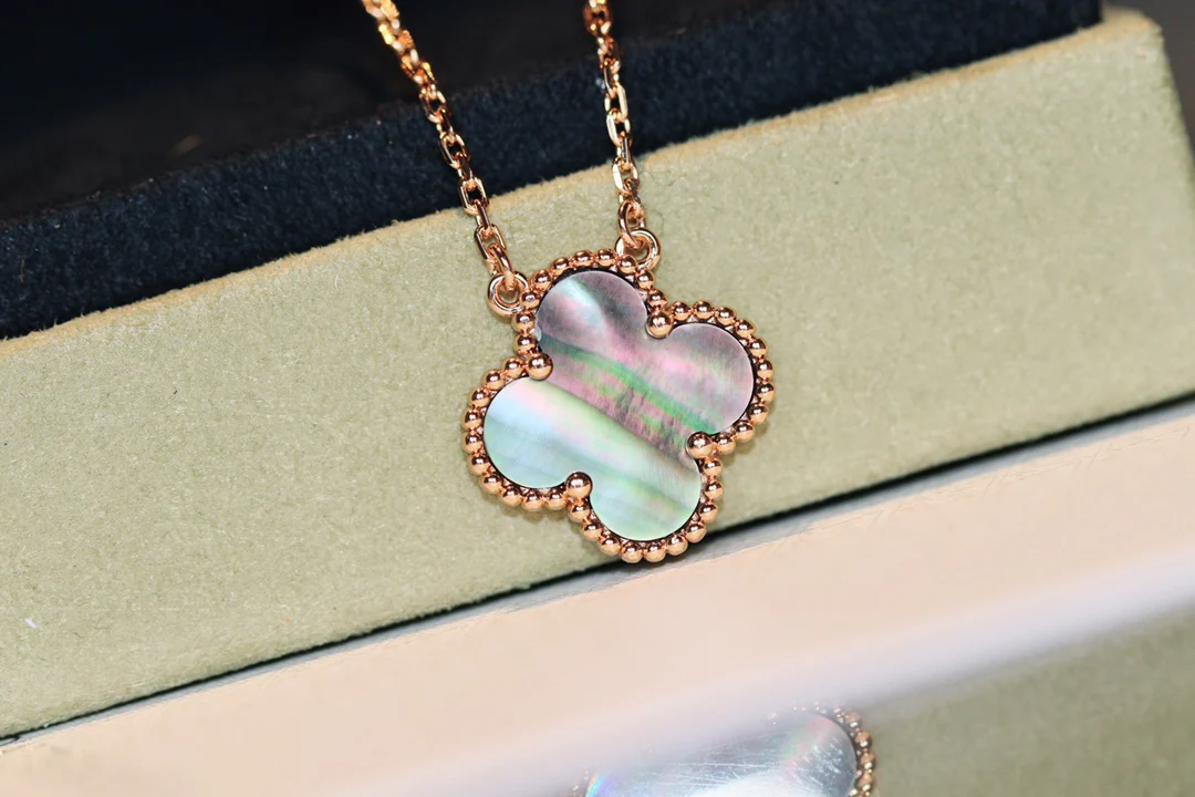 Ожерелье VCA с четырехлистным клевером и серой ракушкой