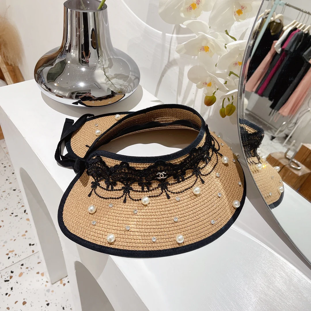 Солнцезащитная шляпа Chanel с обильной отделкой из жемчуга и стразов.