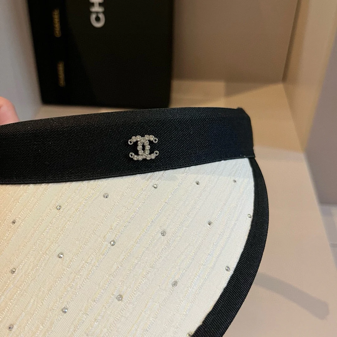 Минималистичная солнцезащитная шляпа Chanel с мелкими бриллиантами - белая.