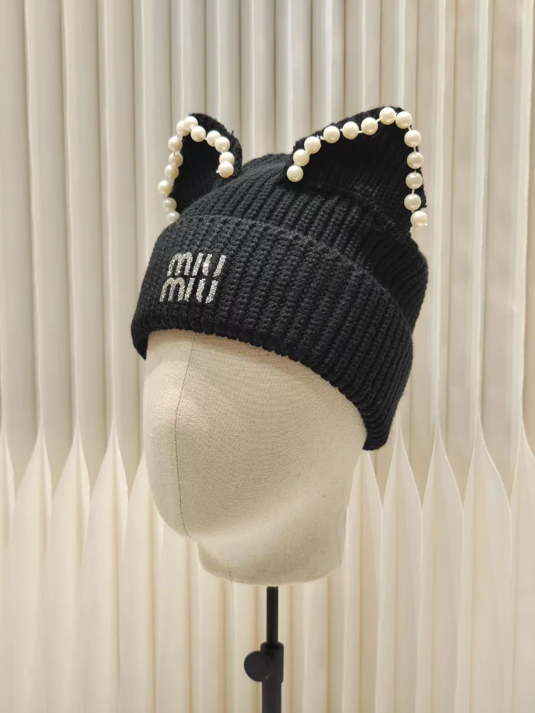 Miu Miu - Вязаная шапка с жемчужными кошачьими ушками, осень/зима