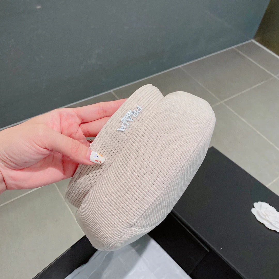 Берет Prada из вельвета - белый - 1