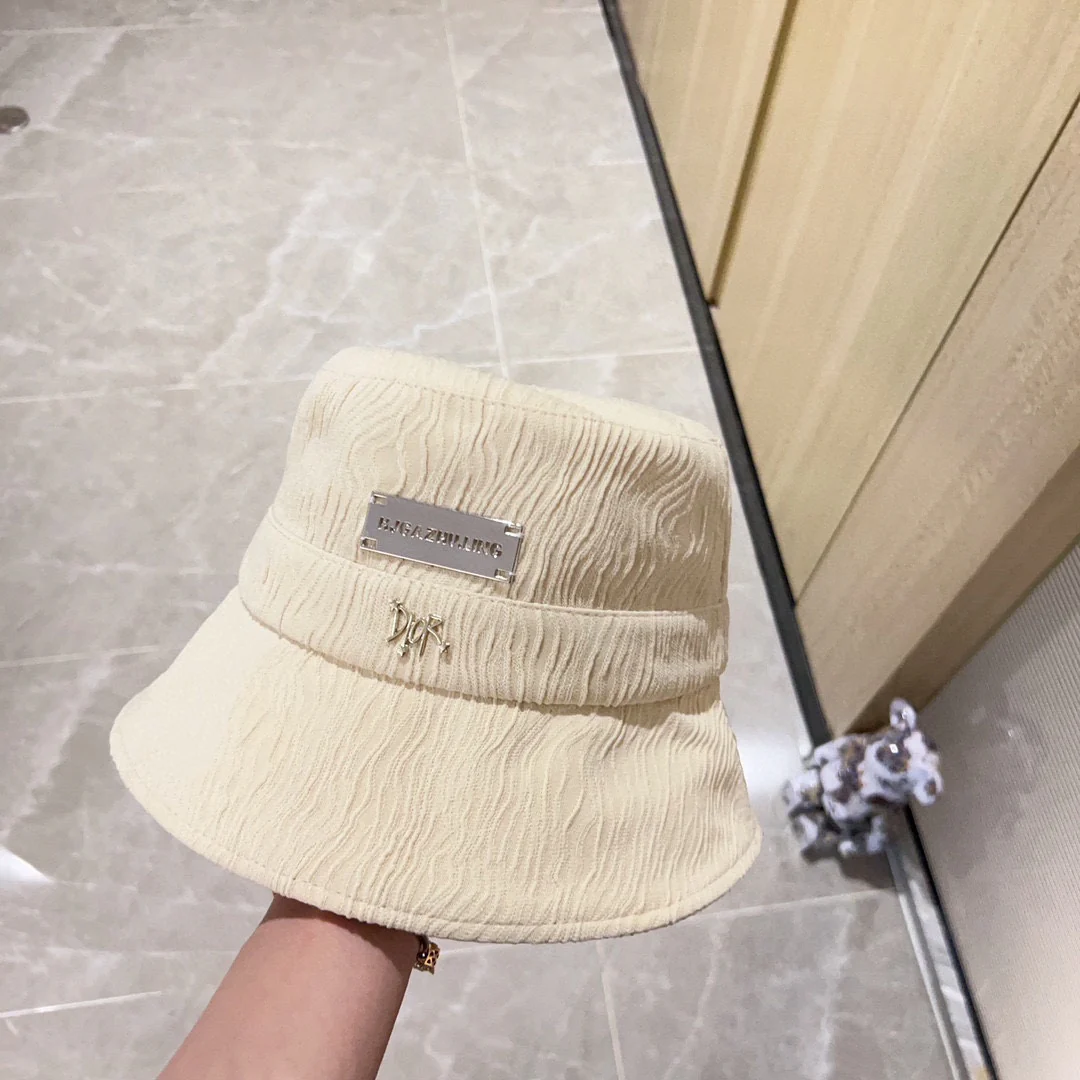 Новая простая рыбацкая шляпа с металлическим логотипом Dior, коллекция начало осени 2023 года, бежевый цвет.