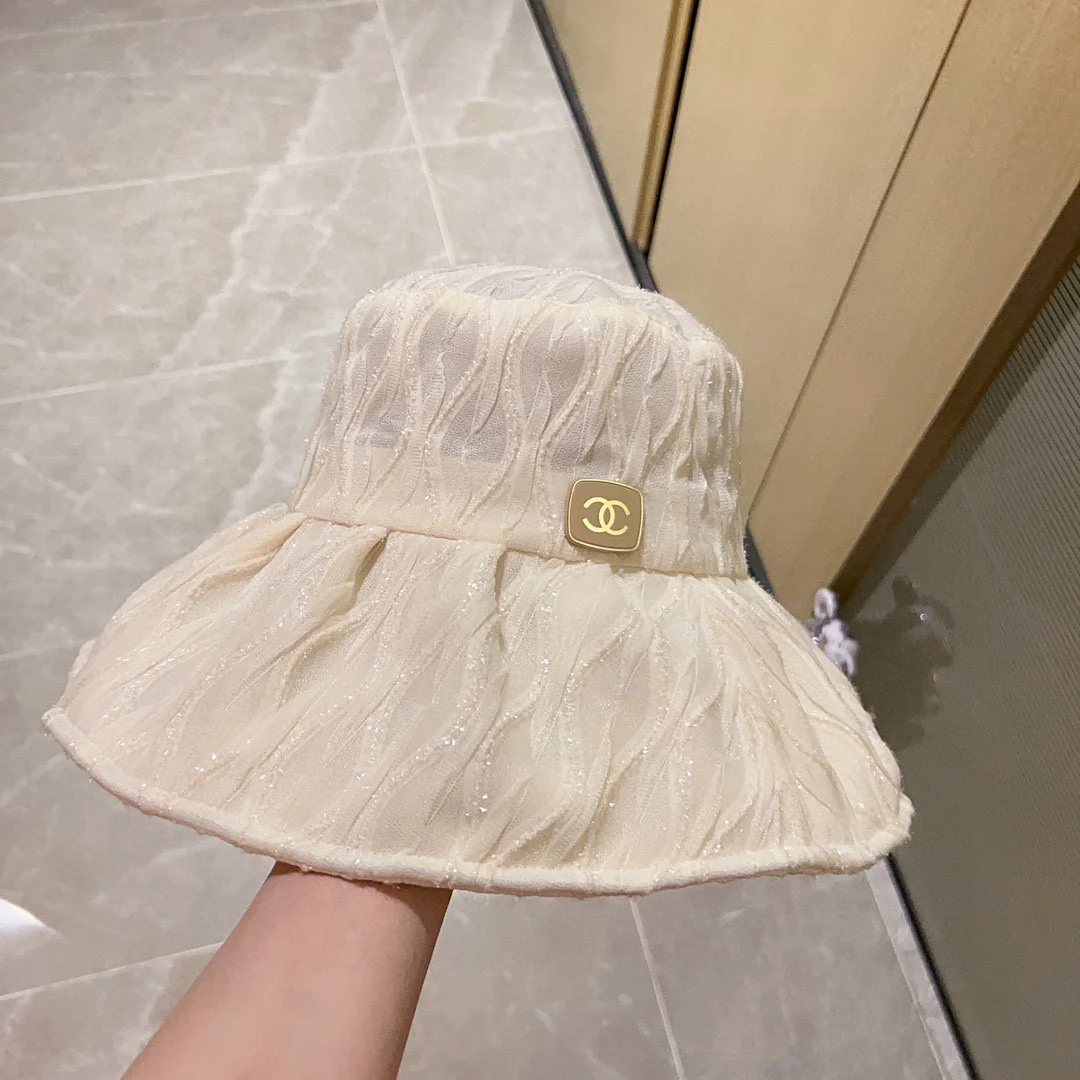 Новинка сезона весна/лето 2023 от Chanel - Курортный стиль - Кружевная рыбацкая шляпа - Белый