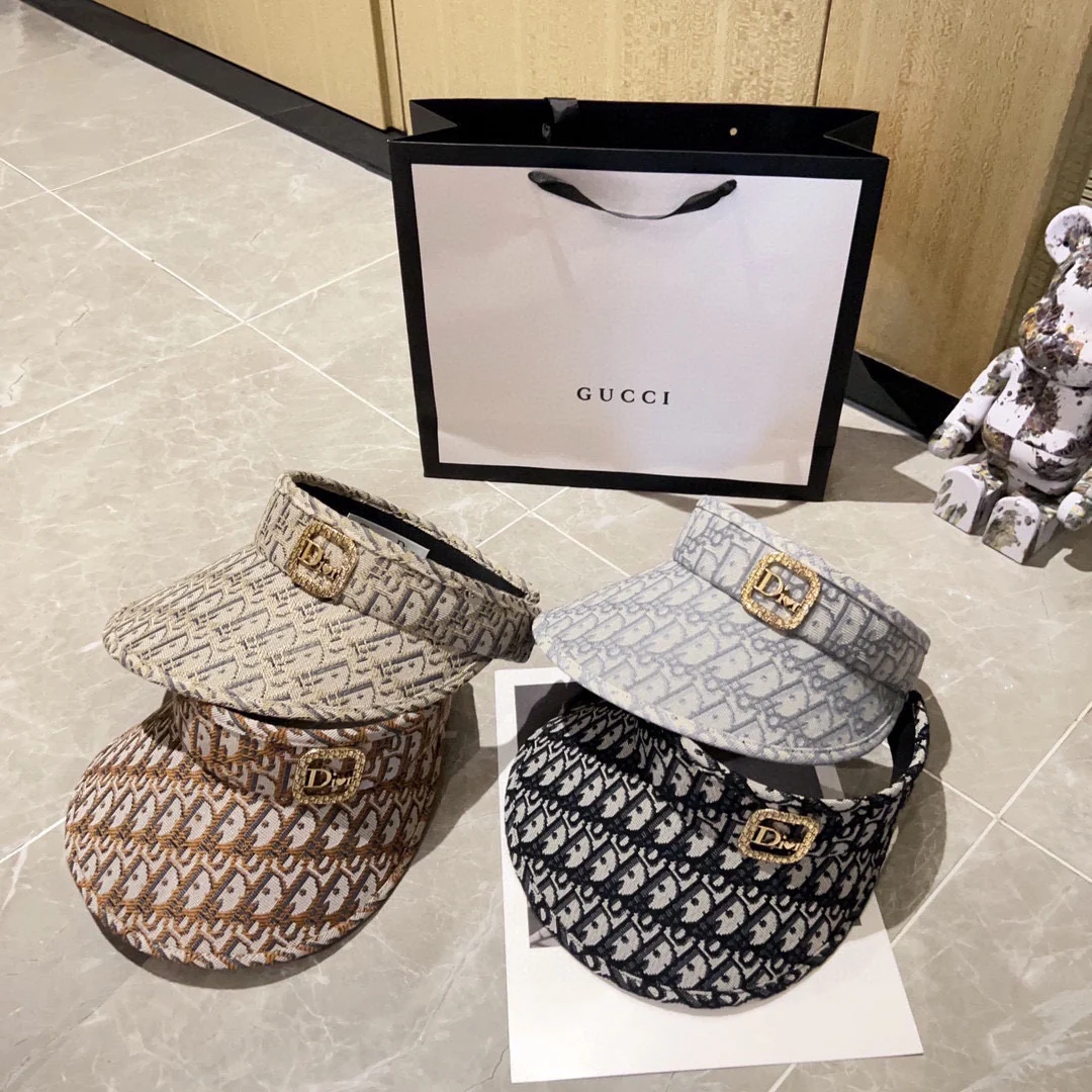 Новинка сезона весна/лето 2023 от Dior: парик Monogram Canvas и солнцезащитная шляпа.