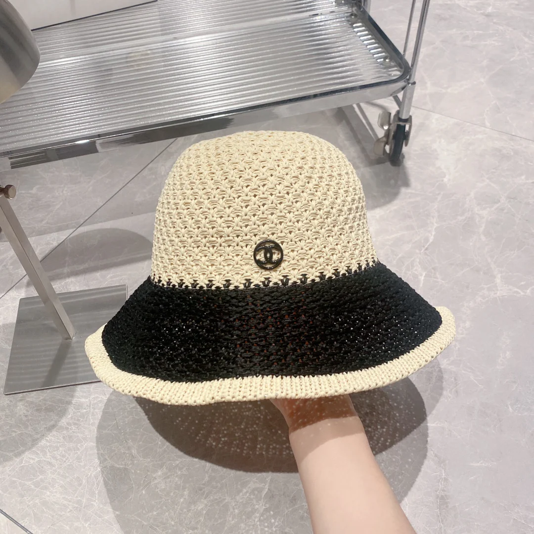 Соломенная рыбацкая шляпа Chanel - белая