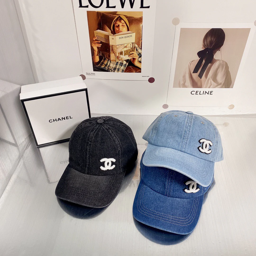 Новинка 2022 года от Chanel - ковбойская кепка с утиным клювом.