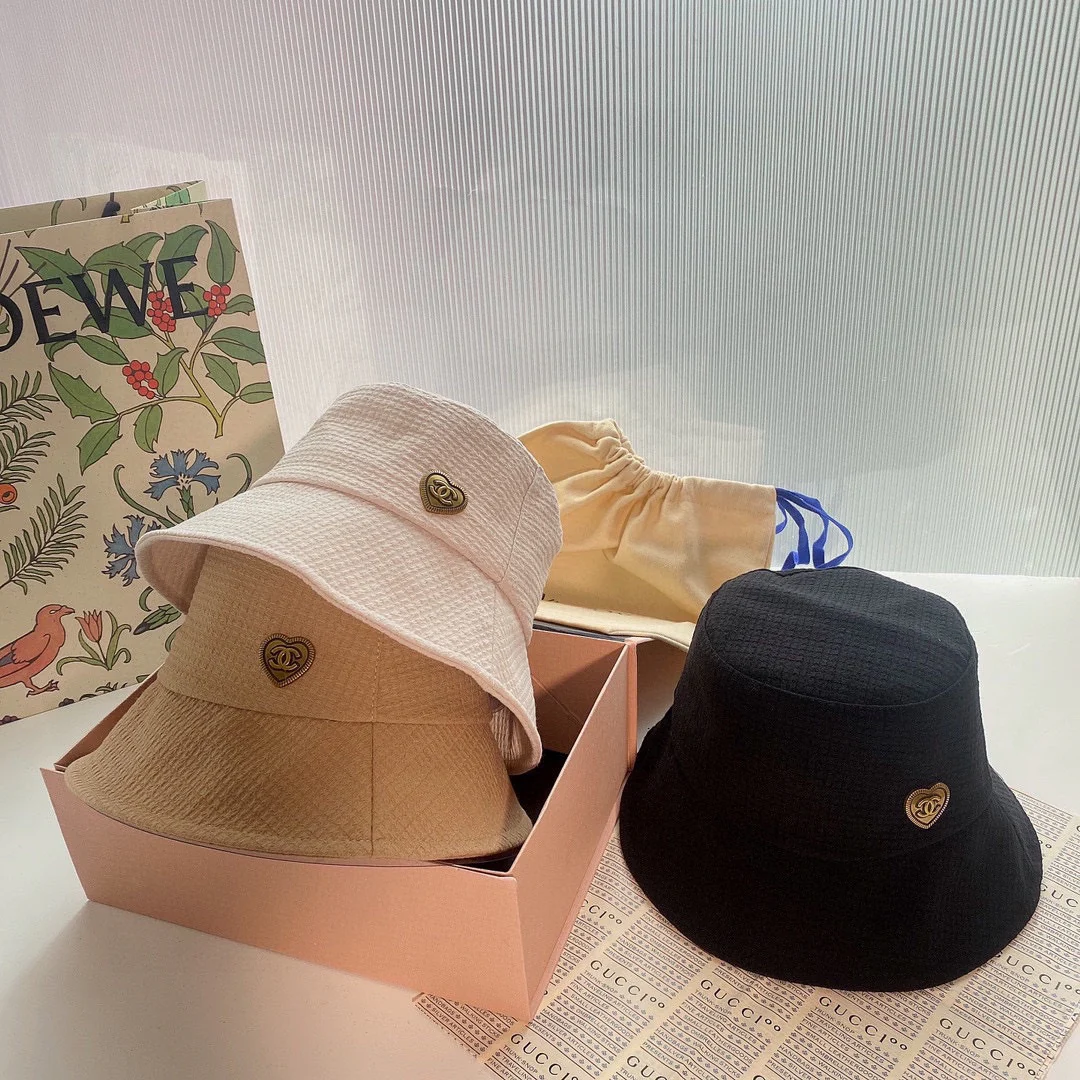 Chanel - Рыбацкая шляпа в форме сердца