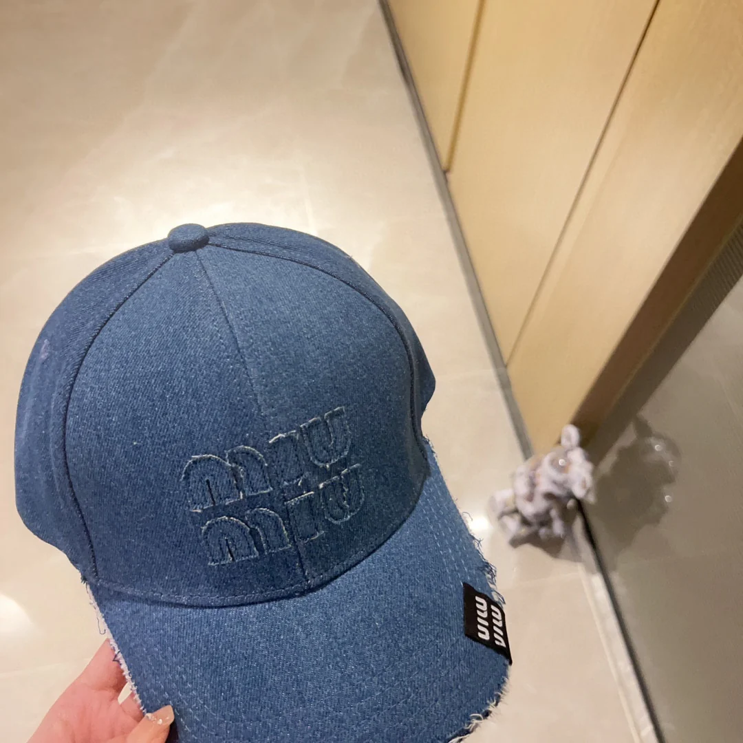 Новая джинсовая бейсболка Miu Miu 2023 в стиле бутика с бахромой — синяя.