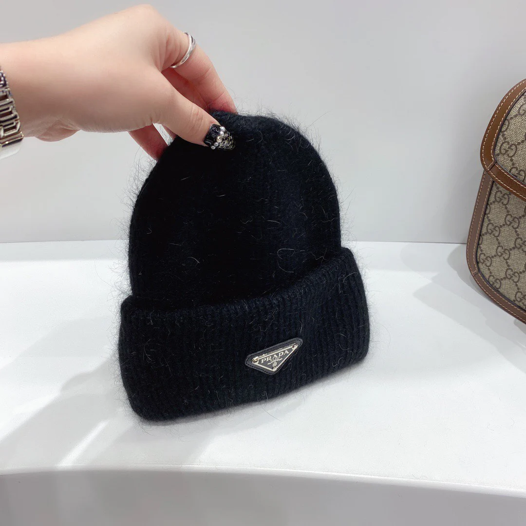 Вязаная шапка Prada из ангорского кроличьего меха и шерсти - черная