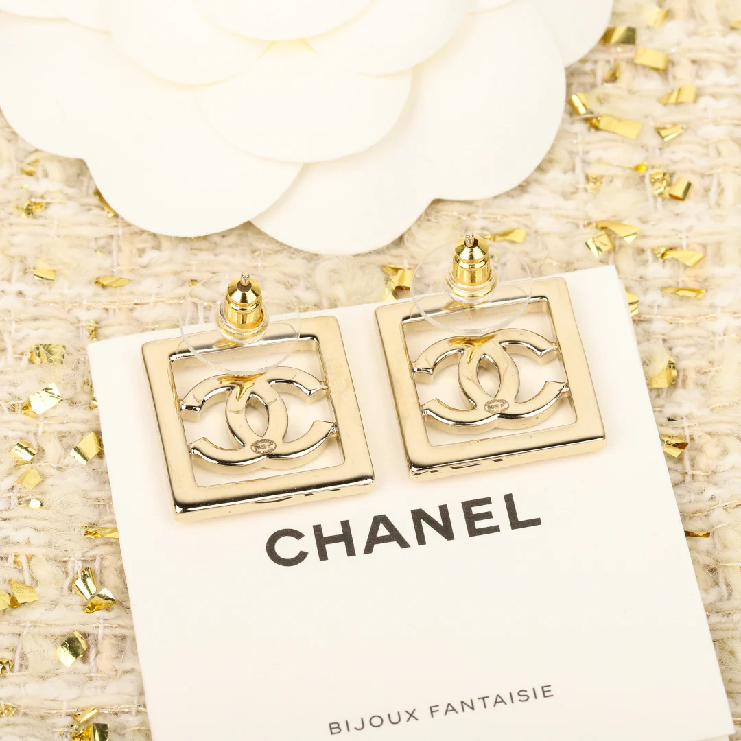 Chanel - Квадратные серьги с выемкой в ??виде двойной буквы С, 25 пенсов