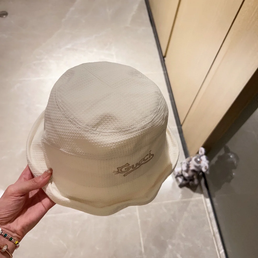 Новая панама Gucci 2023 года с асимметричным низом и откидной крышкой - бежевая.