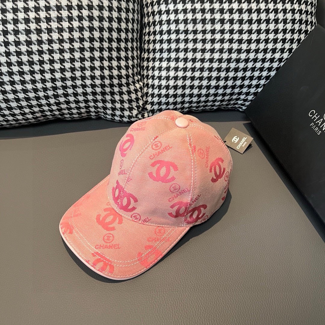 Классическая бейсболка Chanel с двойным логотипом C, розовая.