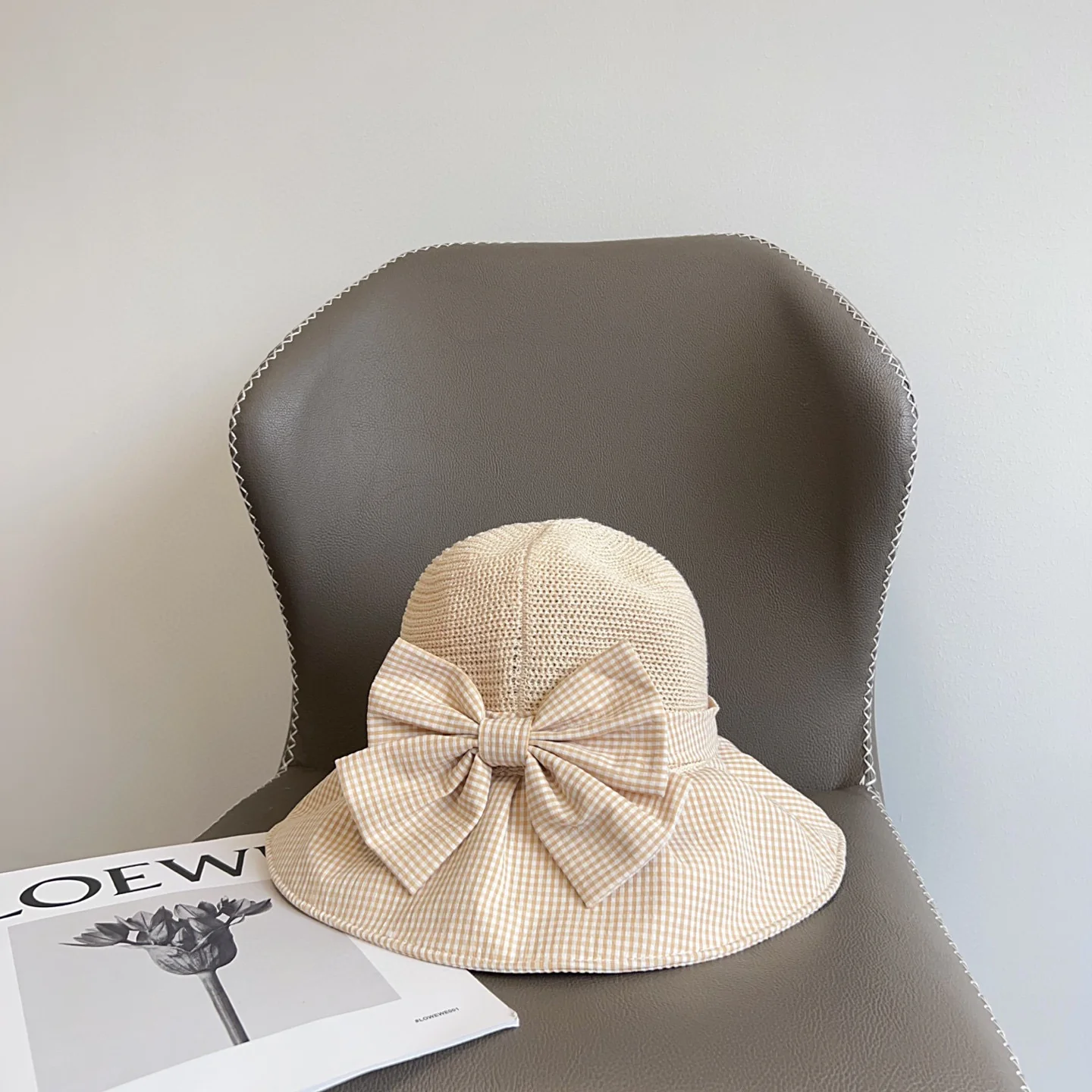 Солнцезащитная шляпа Celine в клетку в курортном стиле 