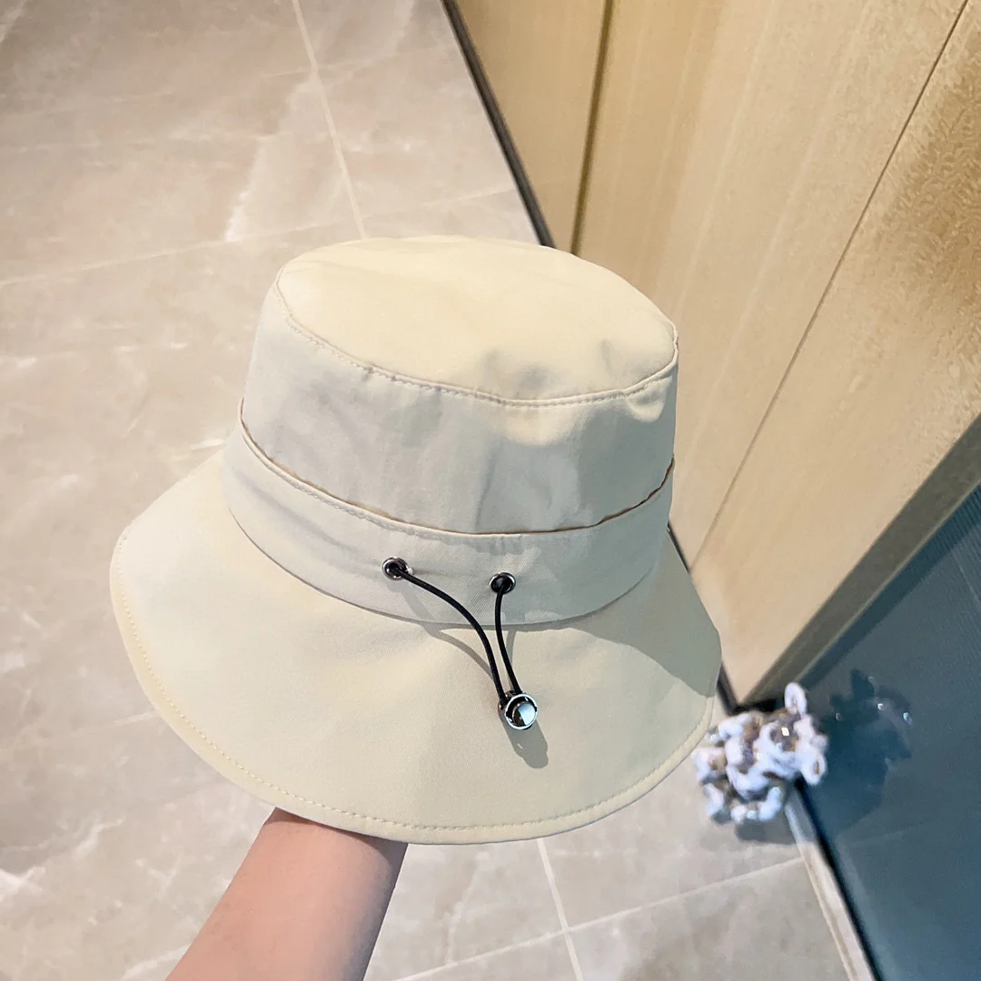 Новинка сезона весна/лето 2023 от Prada - Панама - Белая