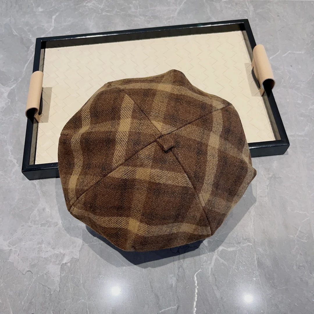 Восьмиугольный клетчатый берет Burberry - коричневый