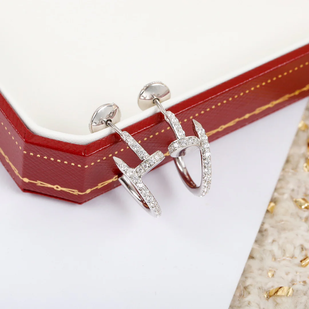 Небольшие серьги-гвоздики Cartier из розового золота, полностью инкрустированные бриллиантами.