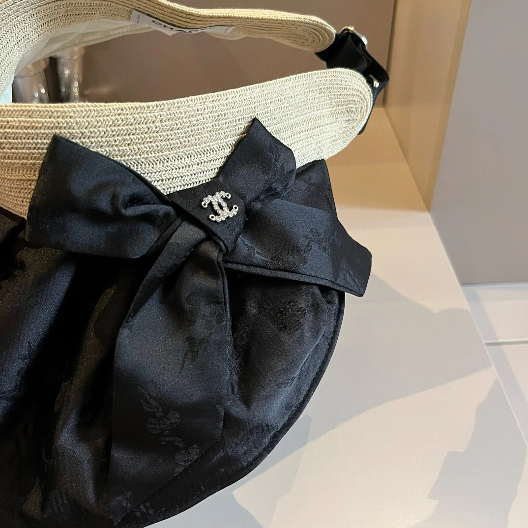 Солнцезащитная шляпа Chanel из атласа с перламутровым блеском - черная