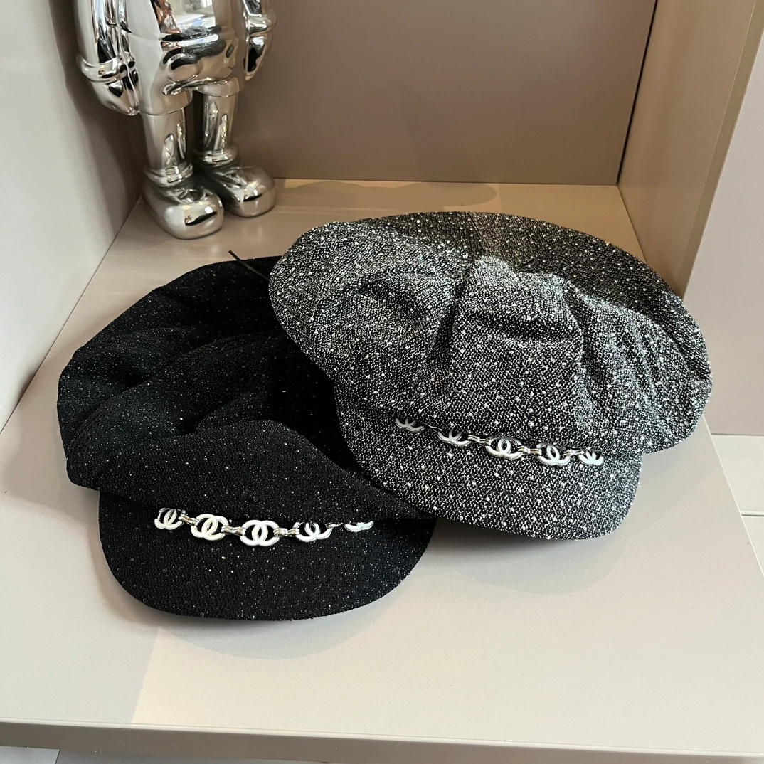 Новая коллекция Chanel весна/осень: шляпа художника с двойной буквой С и блестками - черная.