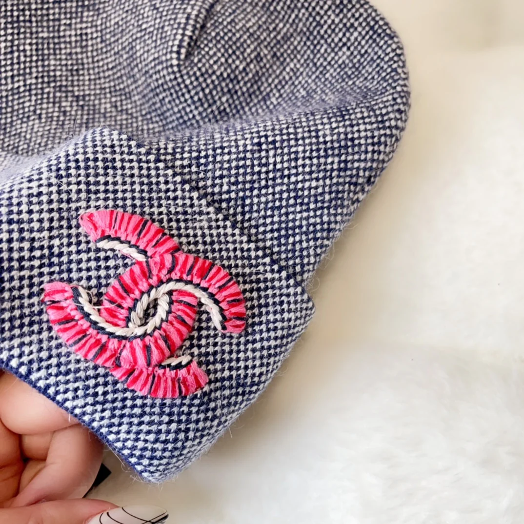 Новая универсальная вышитая шапка Chanel из осенне-зимней коллекции - розовая.