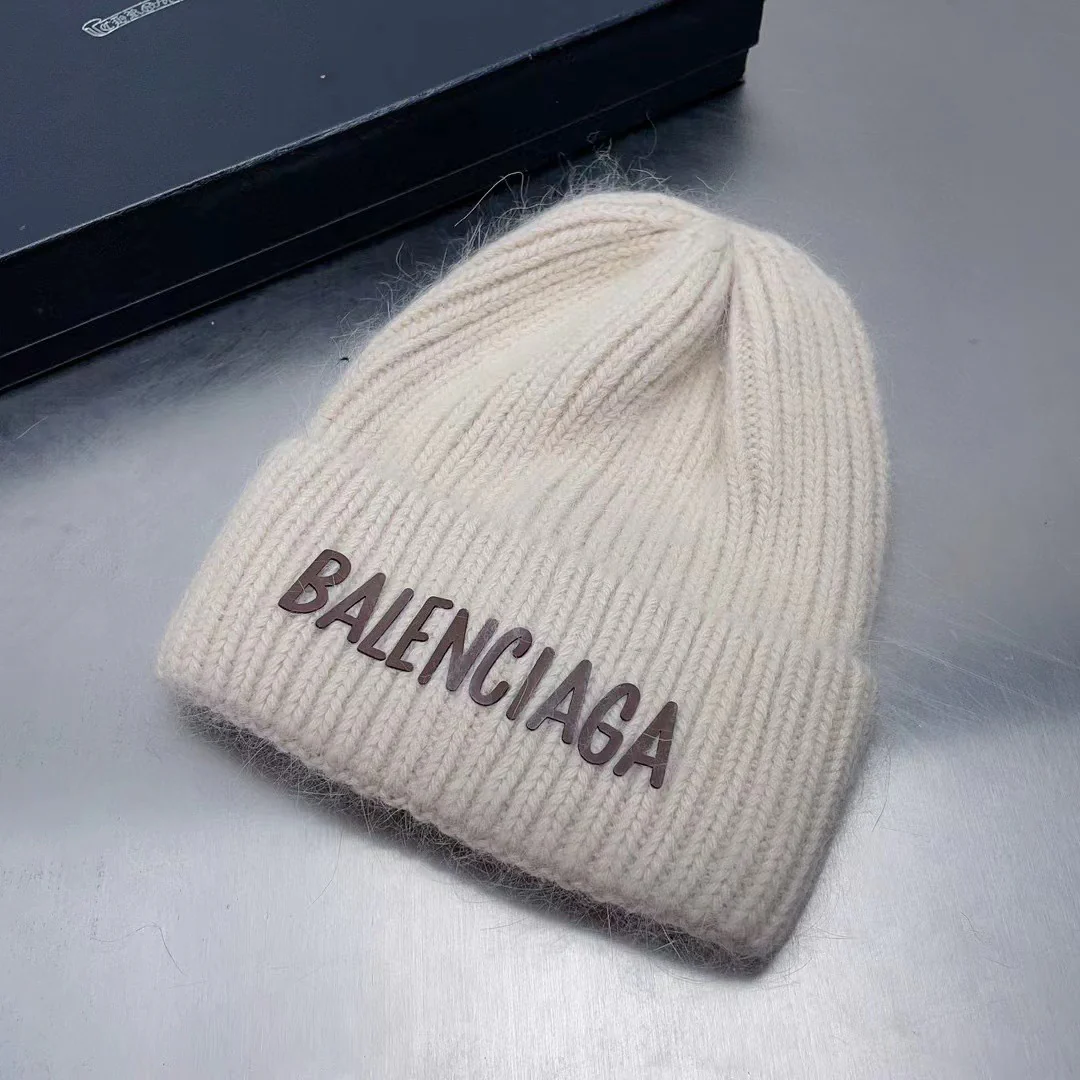 Balenciaga - Вязаная шапка из кроличьего меха